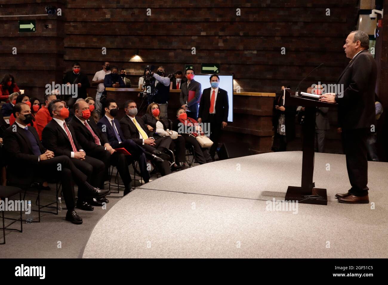 Non esclusiva: CITTÀ DEL MESSICO, MESSICO - AGOSTO 21:il presidente del Partito della Rivoluzione Democratica, Gesù Zambrano parla durante la presentazione Foto Stock