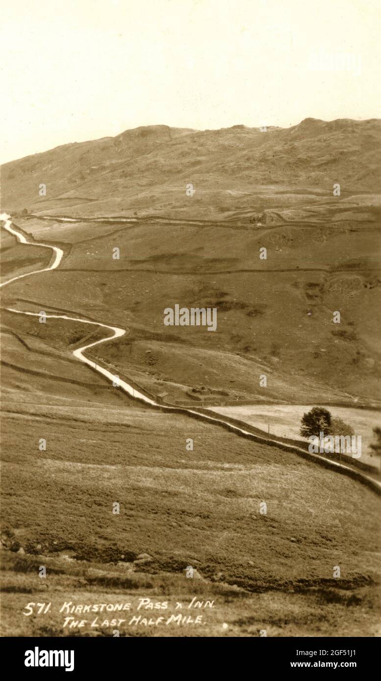 Cartolina d'epoca intitolata "Kirkstone Pass & Inn. The Last Half Mile". Lake District, Cumbria, Inghilterra. Foto Stock