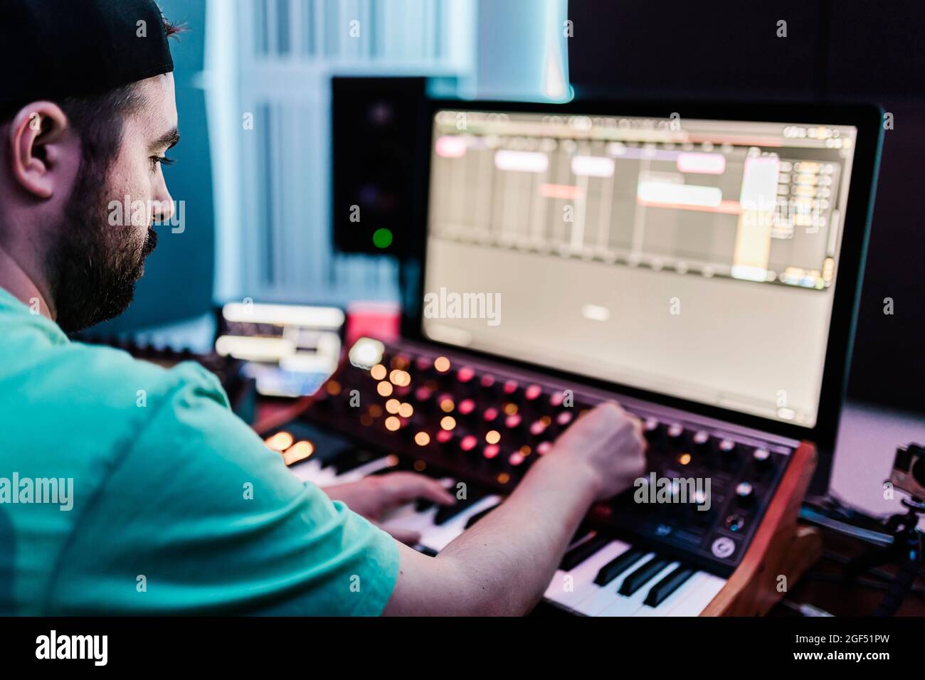 Compositore maschile mixando il suono in studio Foto Stock