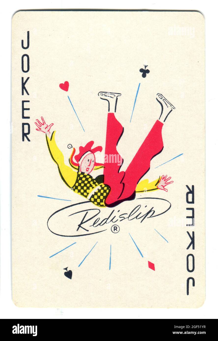 Una divertente carta da gioco Joker 'Redislip' raffigurante un jester che indossa pattini da ghiaccio, prendendo un rotolamento. Inizio anni '50. Foto Stock