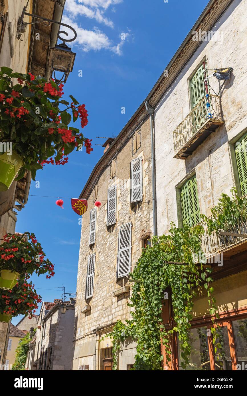 Francia, Lot Dipartimento, Souillac, finestre con chiusura di casa medievale in città storica Foto Stock