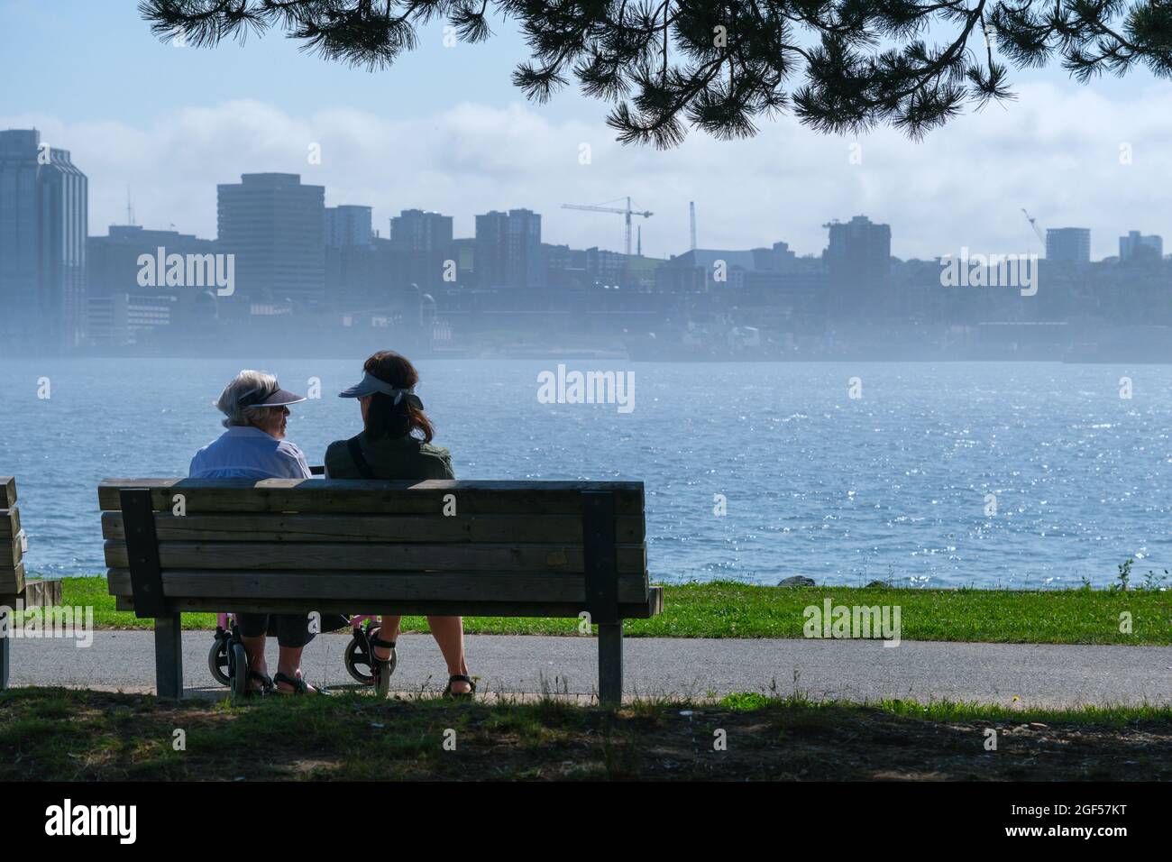 Dartmouth, Canada - 10 agosto 2021: Persone sedute in panchina a Dartmouth, Nuova Scozia, Canada Foto Stock