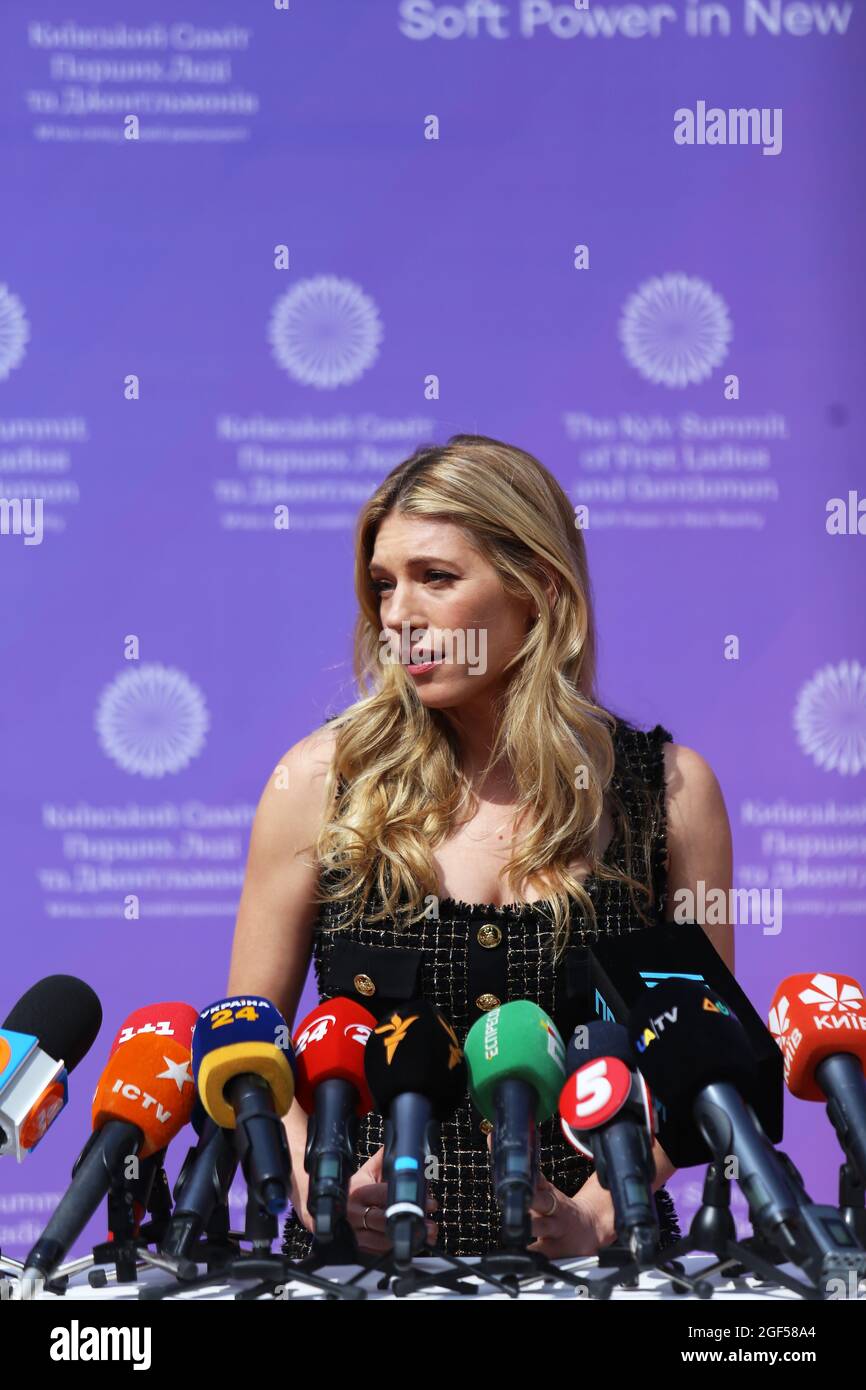 Kiev, Ucraina. 23 Agosto 2021. Katheryn Winnick attrice dei Vichinghi durante il Vertice di Kyiv di First Ladies and Gentlemen. L'evento è stato organizzato su iniziativa di Olena Zelenska, la moglie del Presidente dell'Ucraina. (Foto di Mohammad Javad Abjoushak/SOPA Images/Sipa USA) Credit: Sipa USA/Alamy Live News Foto Stock