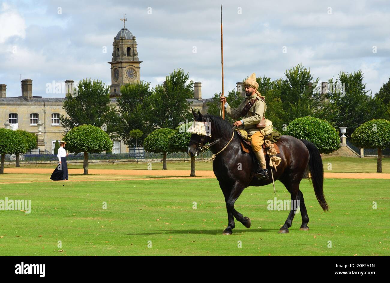 World War One Punjabi Lancer in uniforme a cavallo con donna in costume d'epoca. Foto Stock