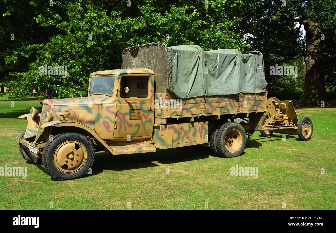 Seconda guerra mondiale Citroen tedesca U23 Light Truck con Pak36 Anti - pistola a serbatoio Foto Stock
