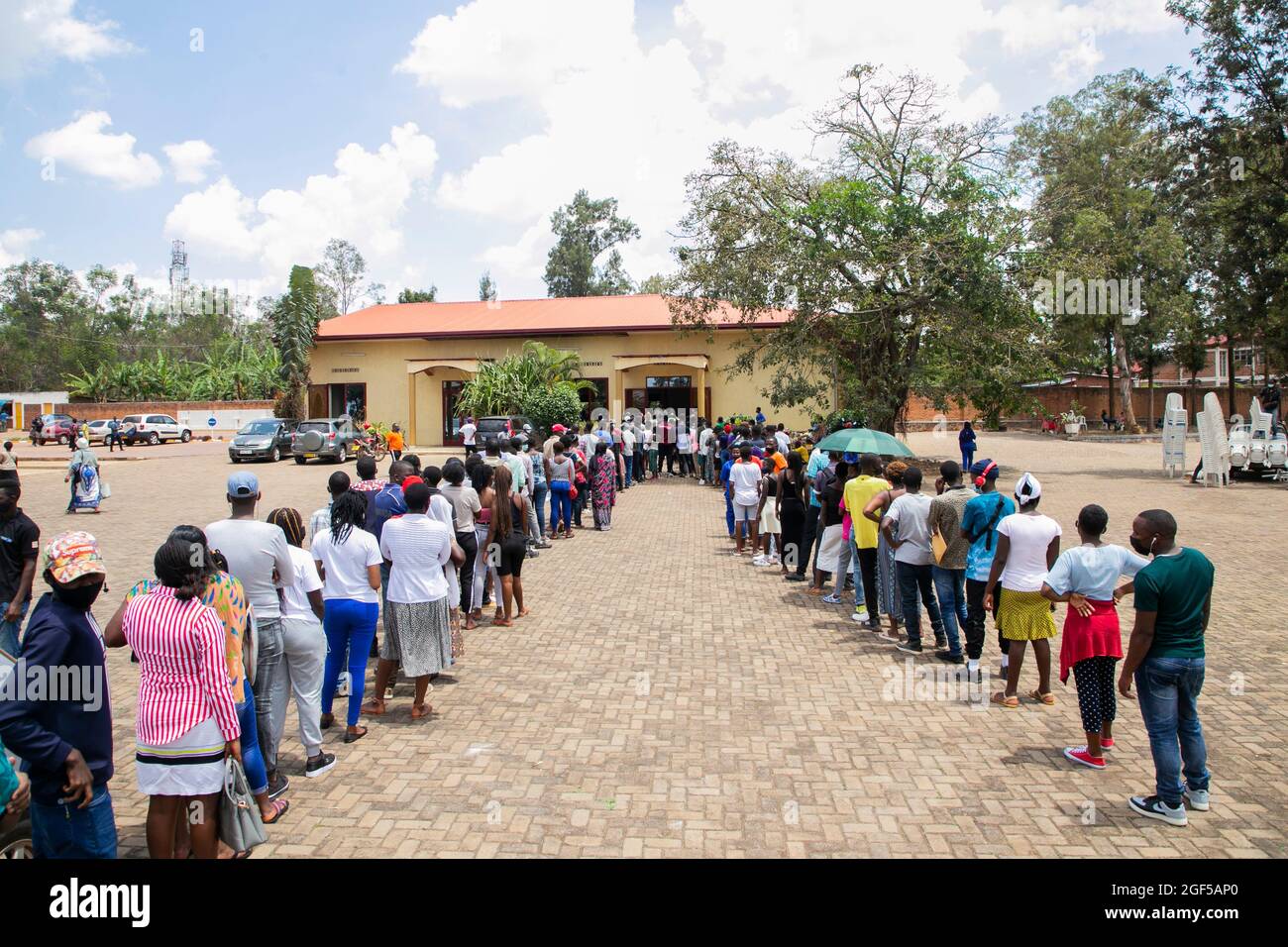 Kigali, Ruanda. 23 Agosto 2021. Le persone si allineano per ricevere il vaccino COVID-19 in un sito di vaccinazione a Kigali, Ruanda, il 23 agosto 2021. Il Ruanda lunedì ha iniziato la terza fase di vaccinazioni COVID-19 di massa destinate agli adulti di 18 anni e oltre a Kigali, ha detto il Ministero della Salute. Credit: Cyril Ndegeya/Xinhua/Alamy Live News Foto Stock