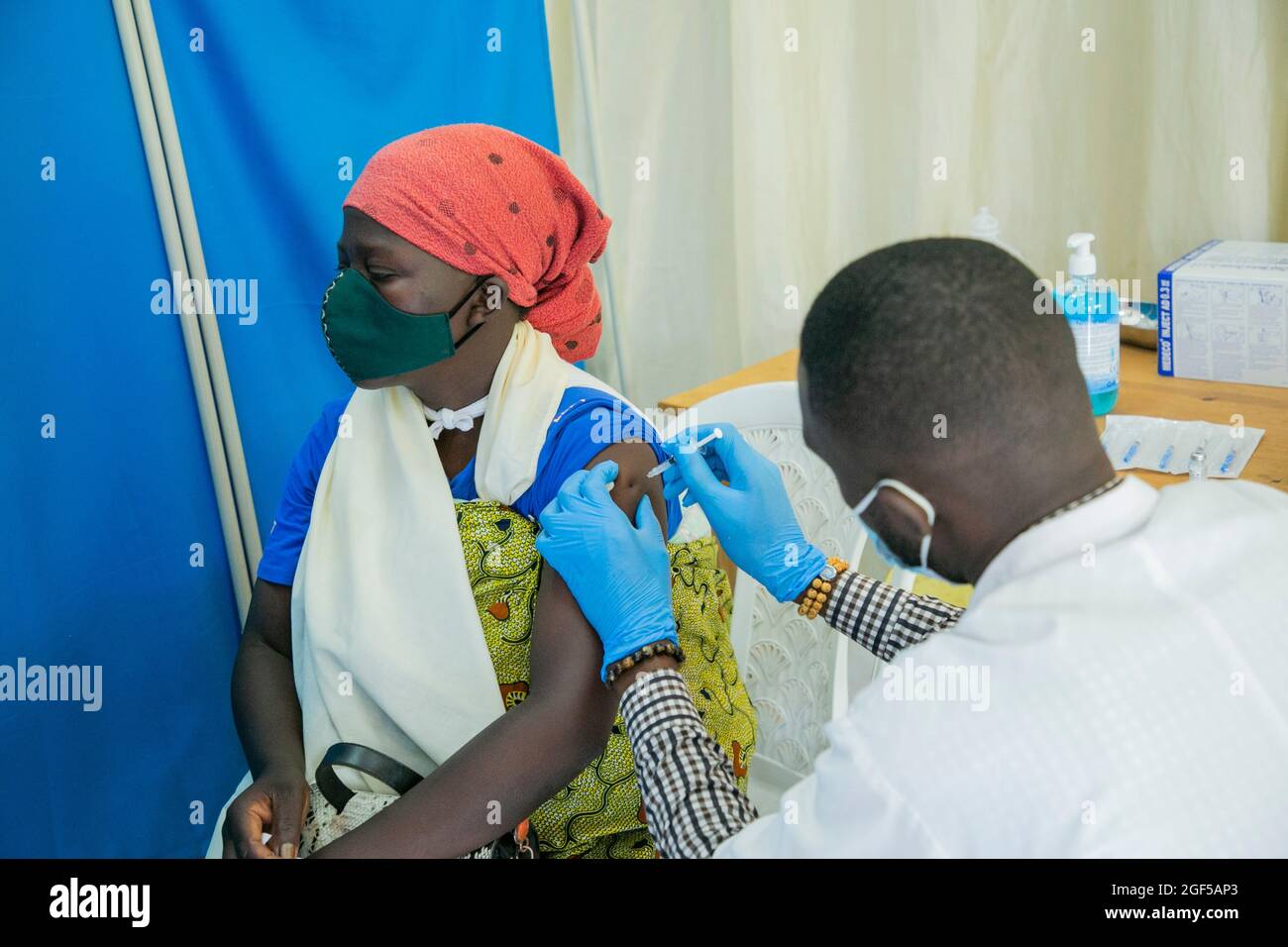 Kigali, Ruanda. 23 Agosto 2021. Una donna riceve il vaccino COVID-19 in un sito di vaccinazione a Kigali, Ruanda, il 23 agosto 2021. Il Ruanda lunedì ha iniziato la terza fase di vaccinazioni COVID-19 di massa destinate agli adulti di 18 anni e oltre a Kigali, ha detto il Ministero della Salute. Credit: Cyril Ndegeya/Xinhua/Alamy Live News Foto Stock