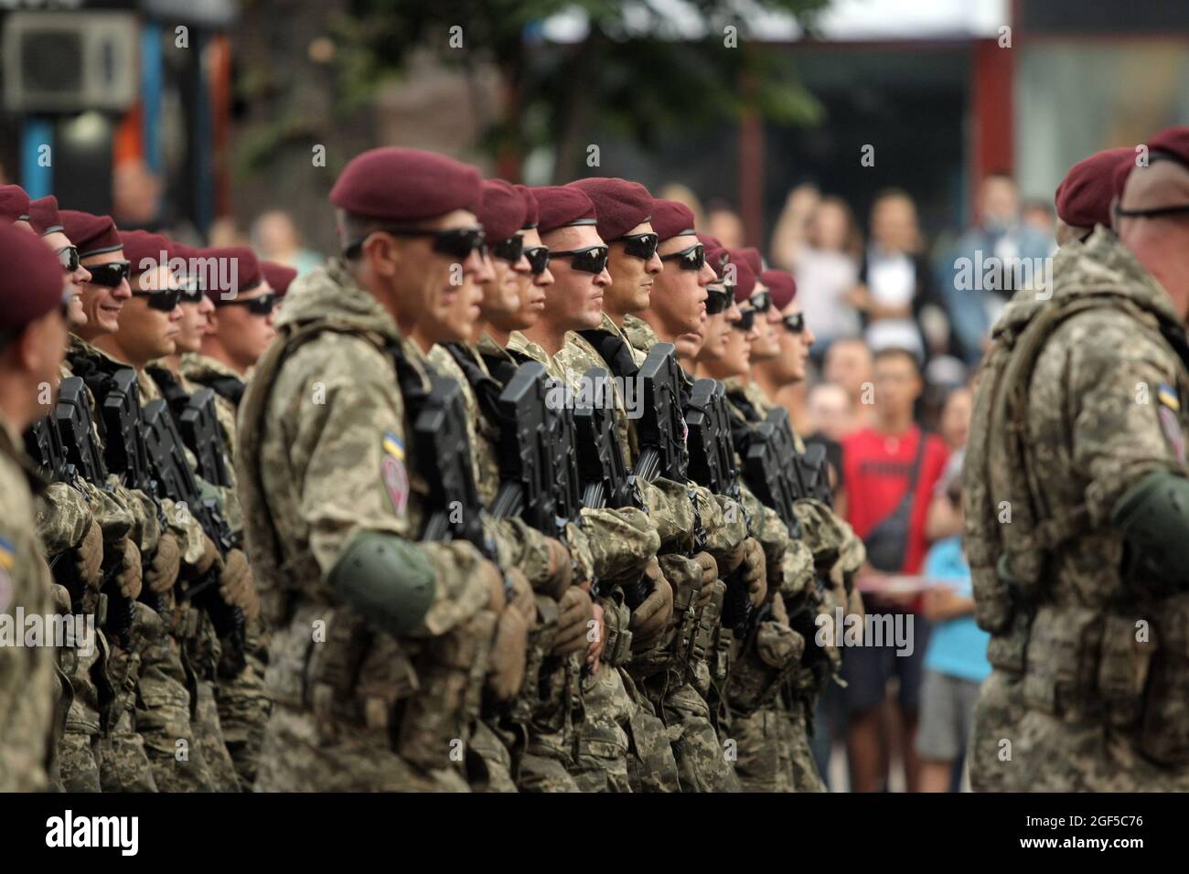 Non esclusiva: KYIV, UCRAINA - 22 AGOSTO 2021 - durante le prove della sfilata per il 30° anniversario dell'Independen vengono raffigurati dei militari Foto Stock