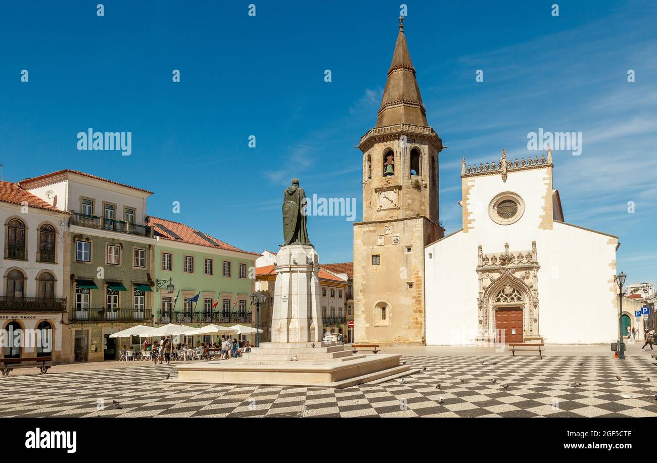 Tomar, Portogallo - 3 giugno 2021: Vista della Praa da República a Tomar, Portogallo, con la chiesa di São João Baptista sullo sfondo. Foto Stock