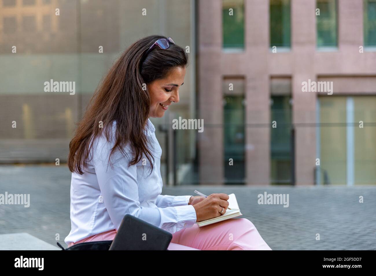Donna caucasica con notebook in città Foto Stock