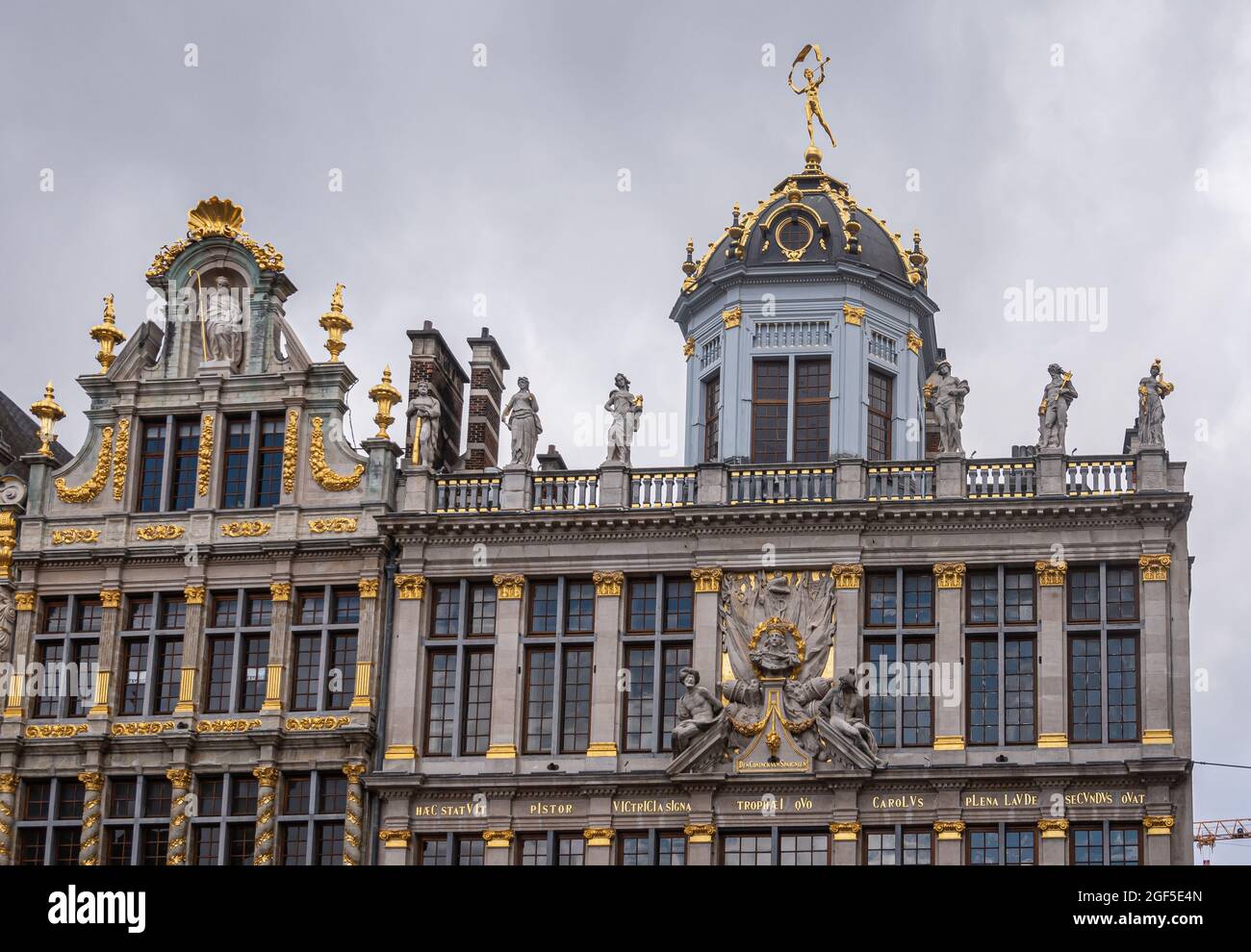 Bruxelles, Belgio - 31 luglio 2021: Grand Place o Grote Markt. Facciata cime di la Brouette e le Roy D'Espagne gilda case contro il cielo grigio. Statue Foto Stock