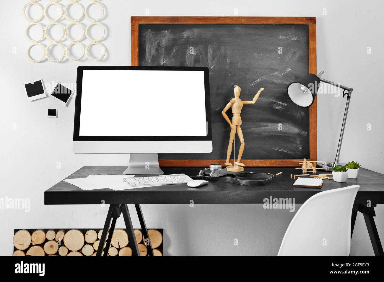 Desktop Con Monitor Del Computer E Altri Elementi Su Sfondo Nero Foto Stock Alamy