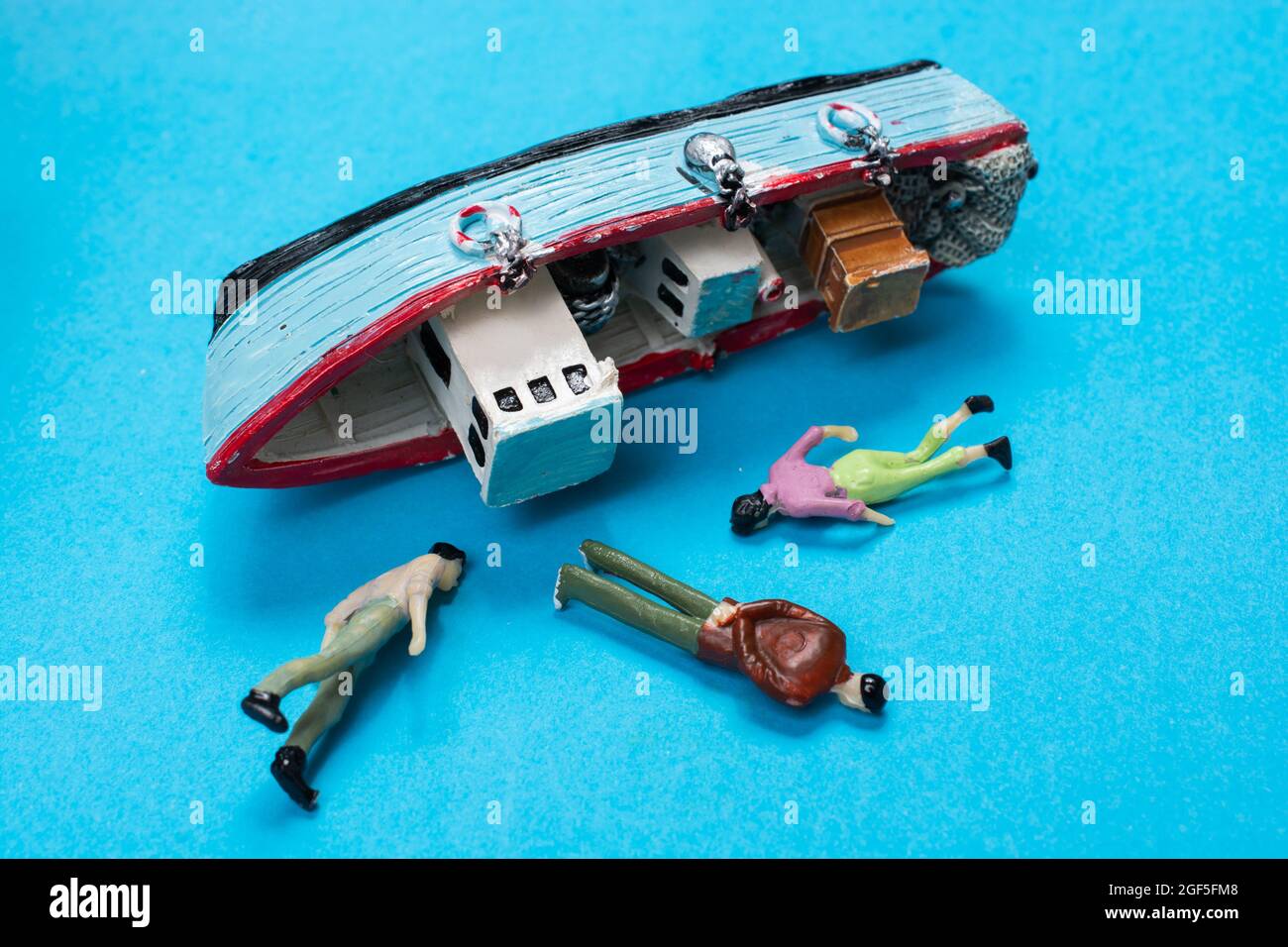 Modello di barca a vela vecchia posto su sfondo rosa. Scatto orizzontale Foto Stock