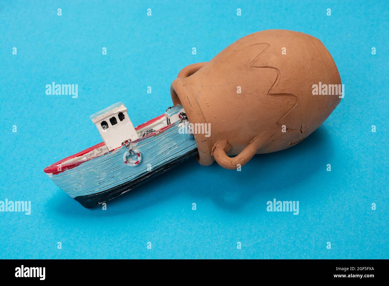 Modello di barca a vela vecchia posto su sfondo rosa. Scatto orizzontale Foto Stock