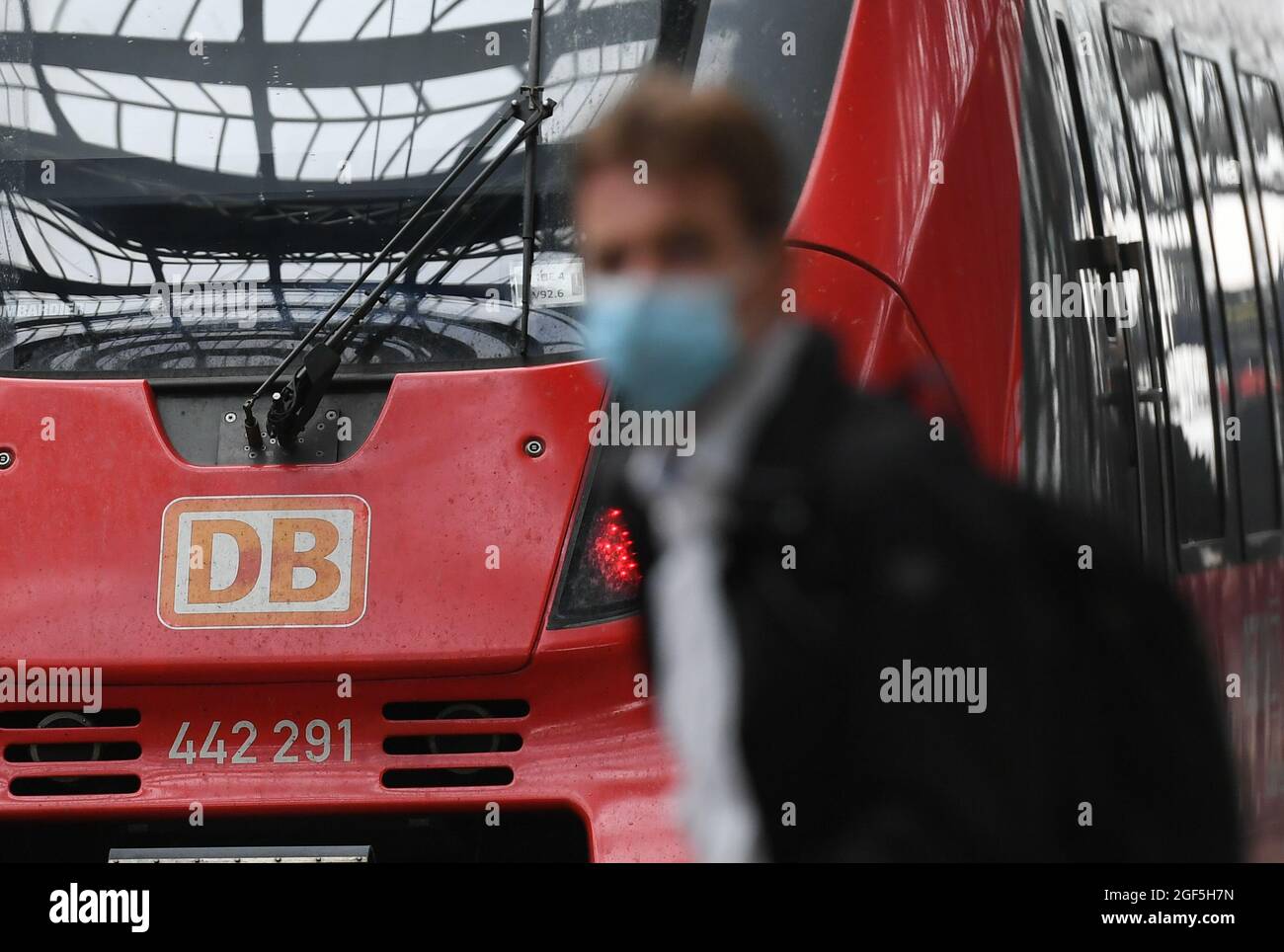 Francoforte, Germania. 23 Agosto 2021. Un passeggero è visto durante uno sciopero dei macchinisti alla stazione centrale di Francoforte, in Germania, il 23 agosto 2021. Lo sciopero è stato causato da un fallimento dei negoziati tariffari tra la German Train Drivers' Union (GDL) e l'operatore ferroviario statale Deutsche Bahn (DB). Credit: LU Yang/Xinhua/Alamy Live News Foto Stock