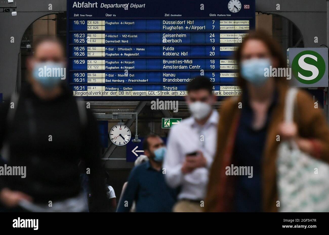 Francoforte, Germania. 23 Agosto 2021. Le informazioni sulla partenza vengono visualizzate su uno schermo durante lo sciopero dei macchinisti alla stazione centrale di Francoforte, in Germania, il 23 agosto 2021. Lo sciopero è stato causato da un fallimento dei negoziati tariffari tra la German Train Drivers' Union (GDL) e l'operatore ferroviario statale Deutsche Bahn (DB). Credit: LU Yang/Xinhua/Alamy Live News Foto Stock