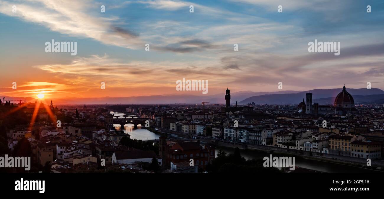 Vista di Firenze da Piazzale Michelangelo al tramonto Foto Stock