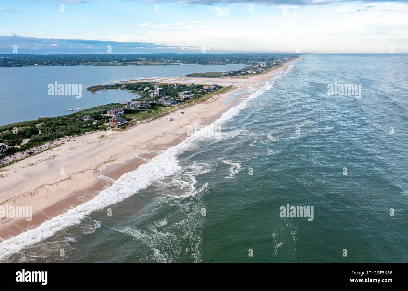 Case fronte oceano su Flying Point Road, Water Mill, NY Foto Stock