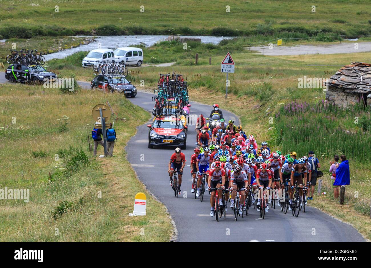 Col de Iseran, Francia - 26 luglio 2019: Il Peloton che sale la strada per col de Iseran durante la tappa 19 di le Tour de France 2019. Foto Stock