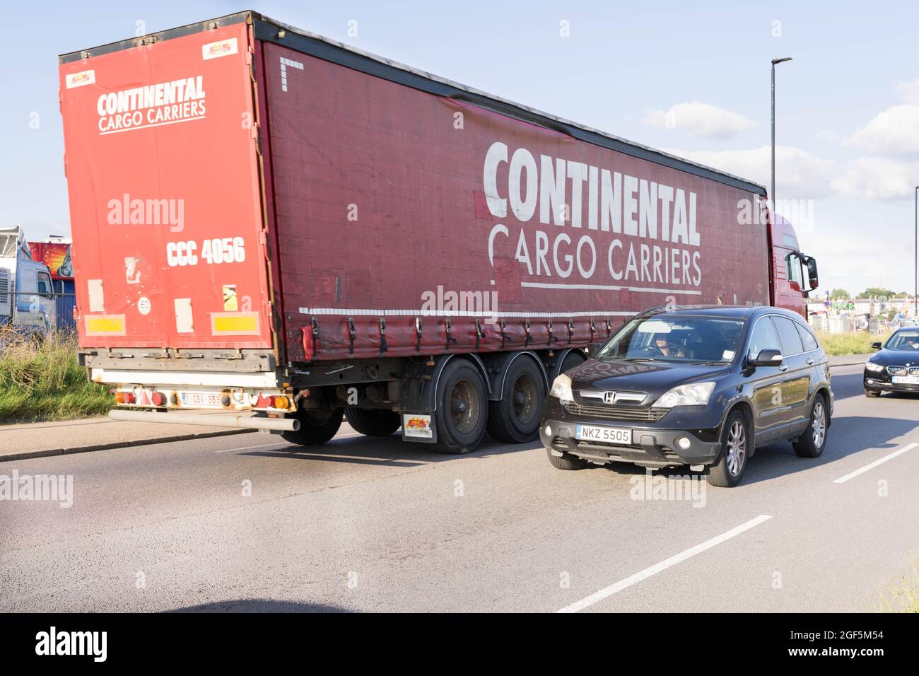 HGV Continental Cargo Carriers camion su strada a South London A2, Inghilterra UK Foto Stock