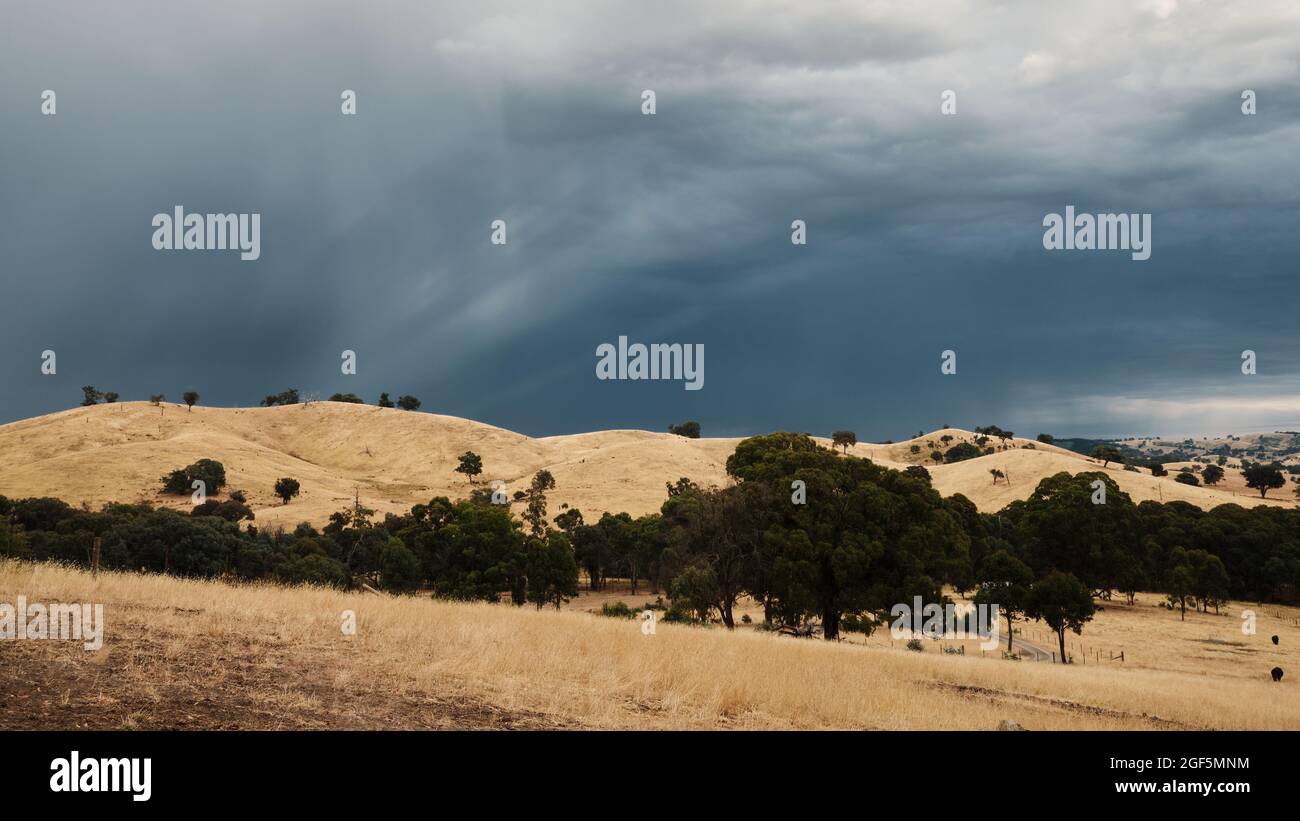 Tempesta sopra Una terra marrone larga Foto Stock