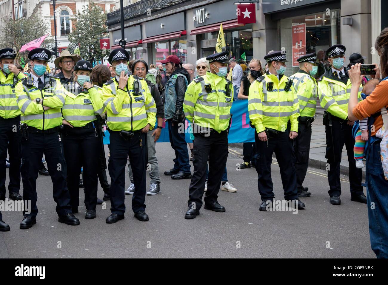 Londra, Regno Unito, 21 agosto 2021:- i funzionari della polizia bloccano i manifestanti della ribellione di estinzione dall'adesione alla principale area di protesta a Covent Garden Foto Stock