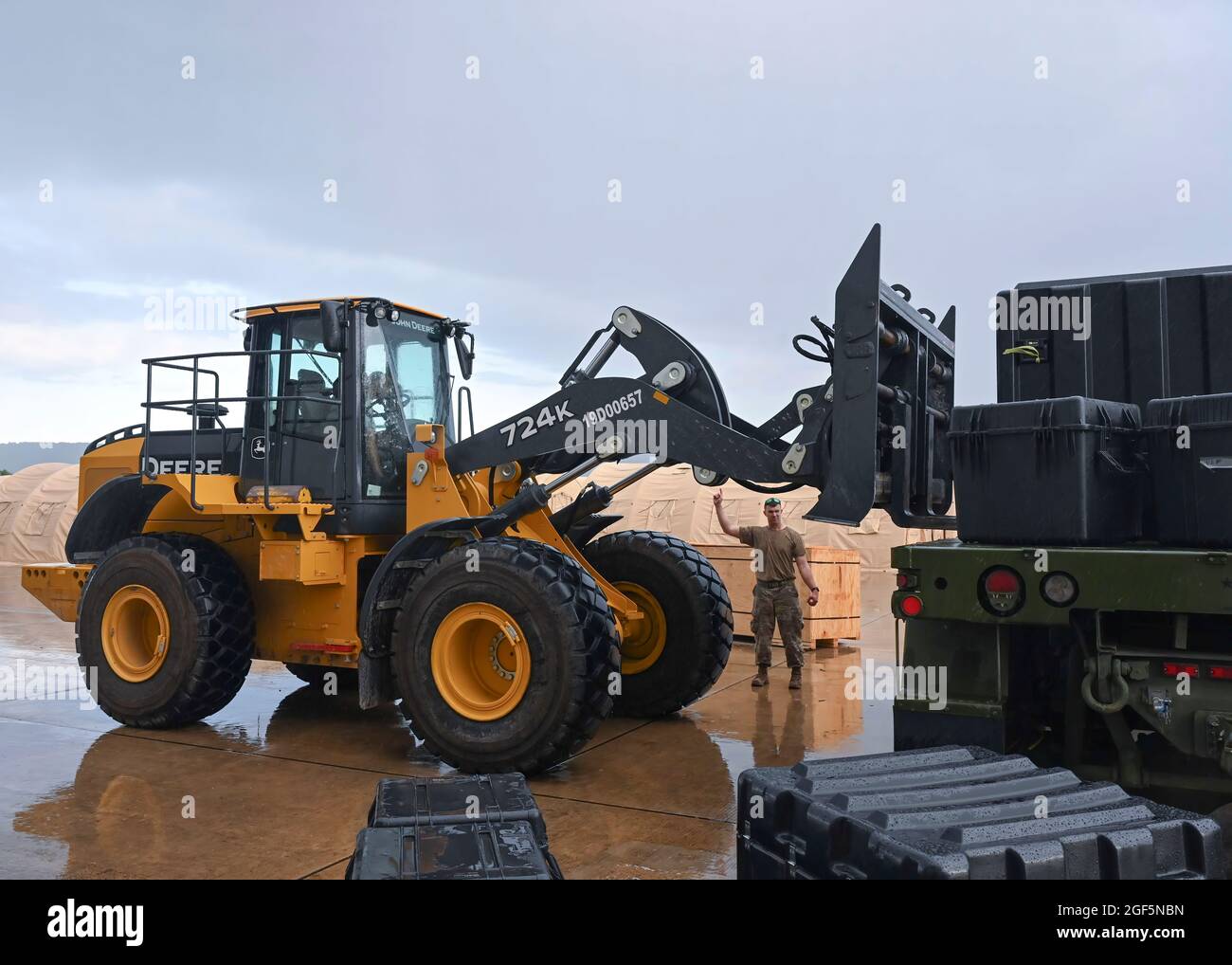 Gli airmen assegnati all'86th Civil Engineer Group caricano il carico su un camion con un caricatore frontale durante l'operazione Allies Refuge alla base aerea di Ramstein, Germania, 22 agosto 2021. Questo carico comprendeva apparecchiature di comunicazione essenziali per sostenere gli sforzi di evacuazione dell'operazione Alies Refuge in Afghanistan. (STATI UNITI Foto Air Force di Senior Airman Caleb S. Kimmell via American PhotoArchive/Alamy) Foto Stock