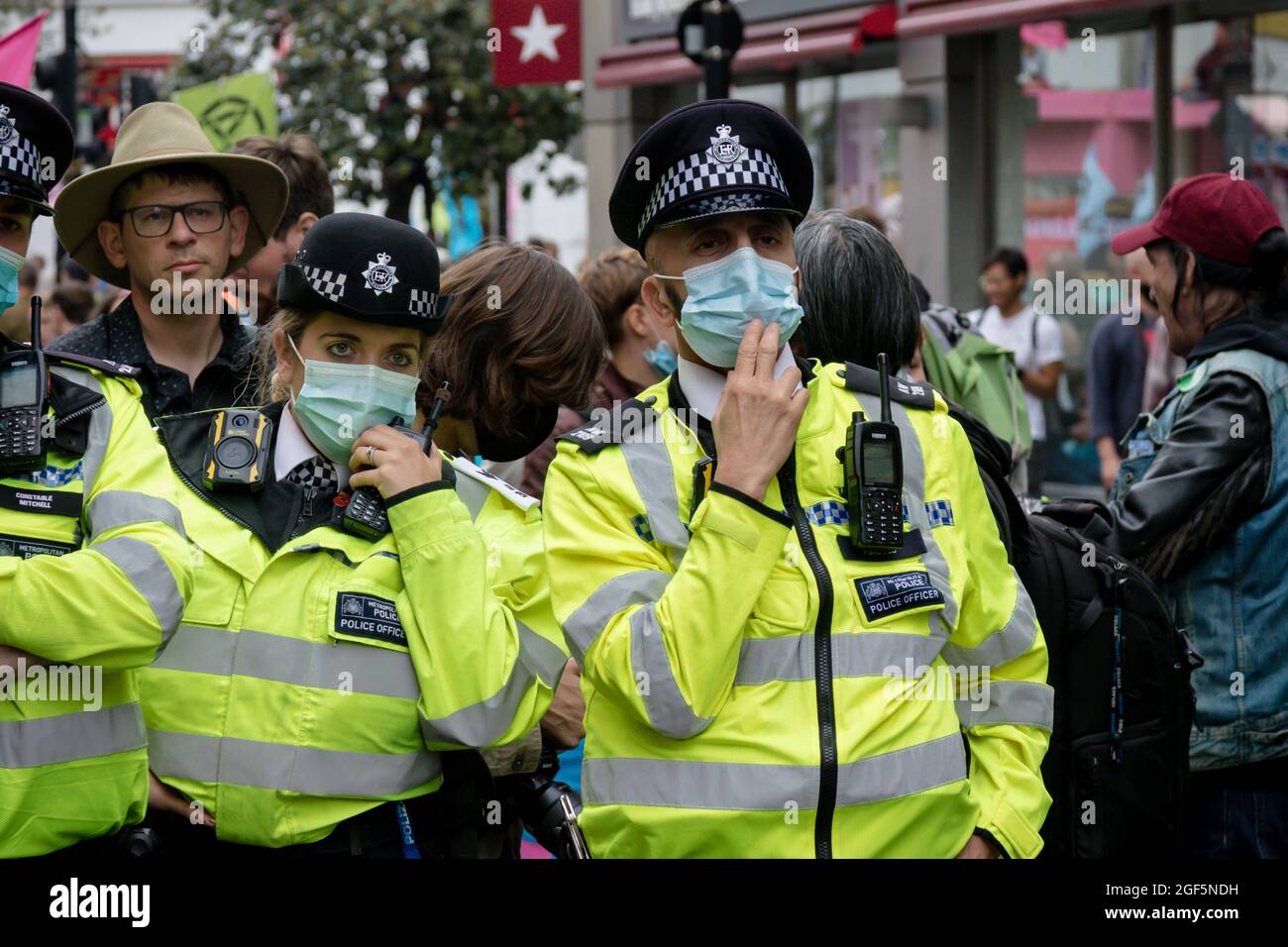 Londra, Regno Unito, 21 agosto 2021:- i funzionari della polizia bloccano i manifestanti della ribellione di estinzione dall'adesione alla principale area di protesta a Covent Garden Foto Stock