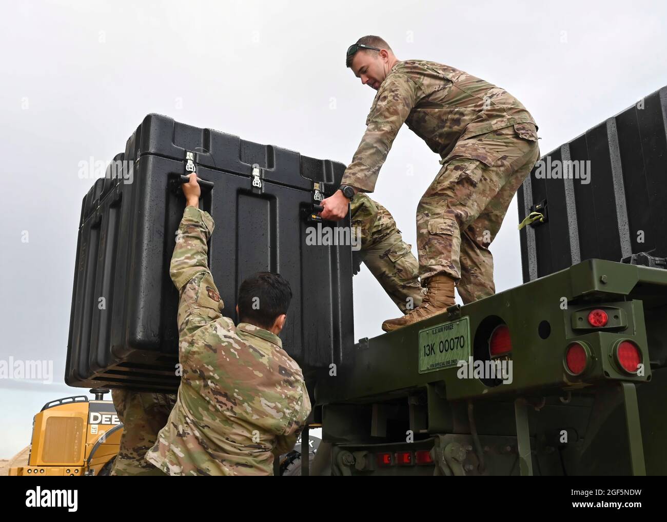 Gli airmen assegnati al 1 ° Combat Communications Squadron caricano il carico su un camion durante l'operazione Allees Refuge a Ramstein Air base, Germania, 22 agosto 2021. Questo carico includeva le apparecchiature di comunicazione essenziali per sostenere gli sforzi di evacuazione Afghanistan di operazione Allees Refuge. (STATI UNITI Foto Air Force di Senior Airman Caleb S. Kimmell via American PhotoArchive/Alamy) Foto Stock
