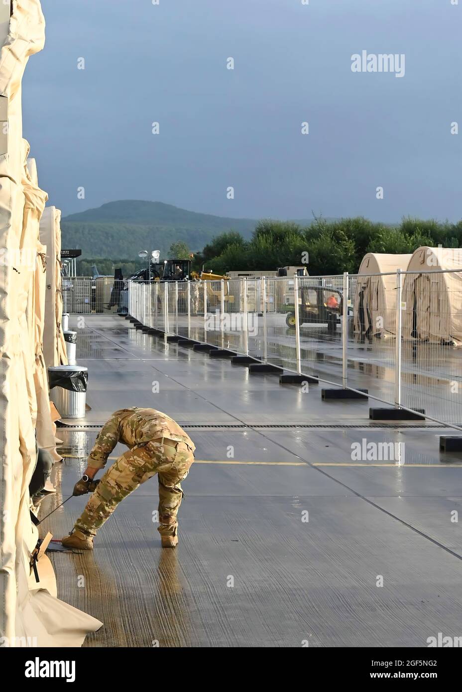 Senior Airman Joshua Stiltner, 37th Airlift Squadron loadmaster, tira a stretto contatto per un pod durante l'operazione Allees Refuge presso la base aerea di Ramstein, Germania, 22 agosto 2021. Questi pod possono essere messi in su in meno di 20 minuti e sono in grado di ospitare fino a 26 persone. (STATI UNITI Foto Air Force di Senior Airman Caleb S. Kimmell via American PhotoArchive/Alamy) Foto Stock