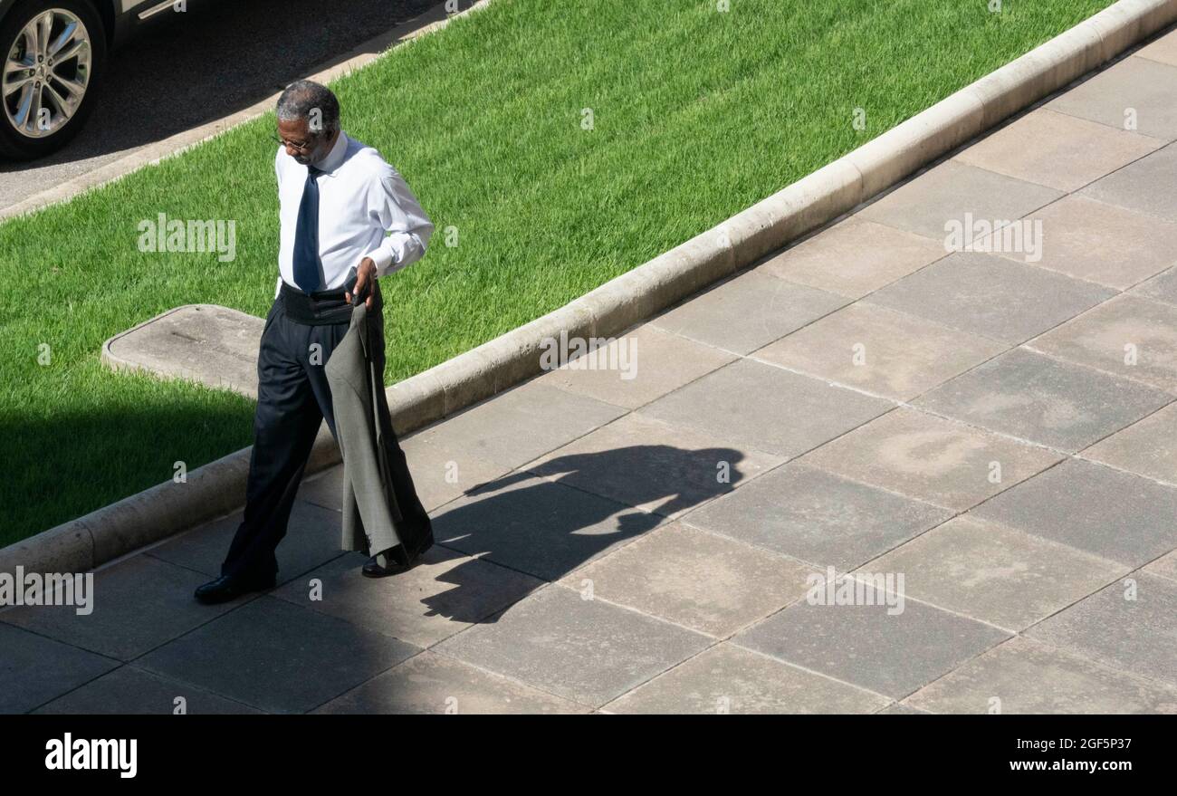 Austin, Texas, Stati Uniti. 23 agosto 2021. Il Rep. Di stato Harold Dutton, D-Houston, cammina verso il Campidoglio mentre la Casa del Texas incontra appena abbastanza membri per fare un quorum a seguito di una settimana-lungo democratico walkout bloccato voto e le fatture di bilancio. Alcuni Democratici hanno preso la binda per la seconda delle tre sessioni speciali previste per il Texas. Credit: Bob Daemmrich/Alamy Live News Foto Stock