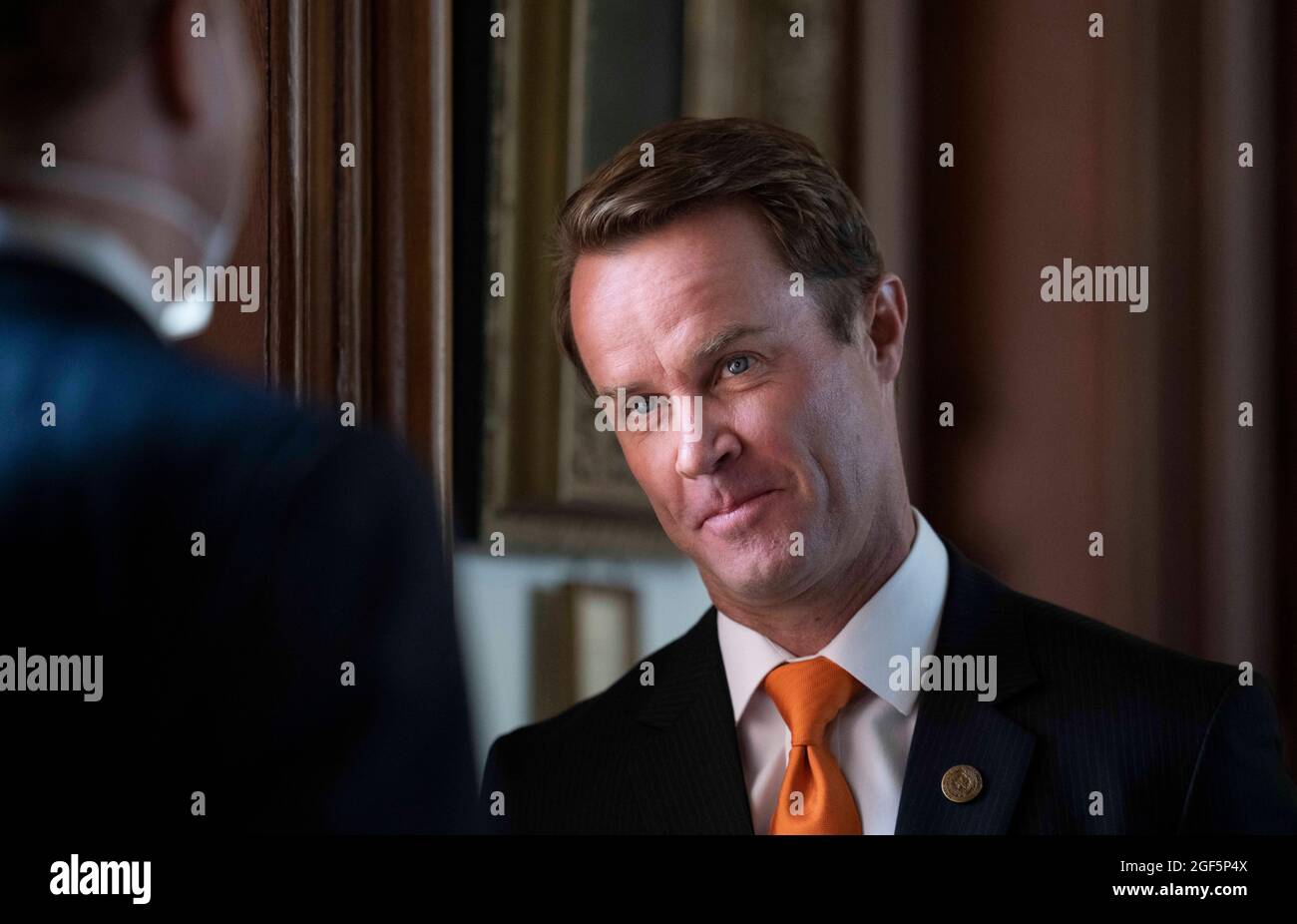 Austin, Texas, Stati Uniti. 23 agosto 2021. Il presidente della Camera Dade Phelan, r, parla con il Rep. John Turner, D. Dallas, mentre la Camera dei rappresentanti del Texas si riunisce con appena abbastanza membri per fare un quorum dopo una settimana-lungo democratico walkout bloccato voto e le fatture di bilancio. Alcuni Democratici hanno preso la binda per la seconda delle tre sessioni speciali previste per il Texas. Credit: Bob Daemmrich/Alamy Live News Foto Stock