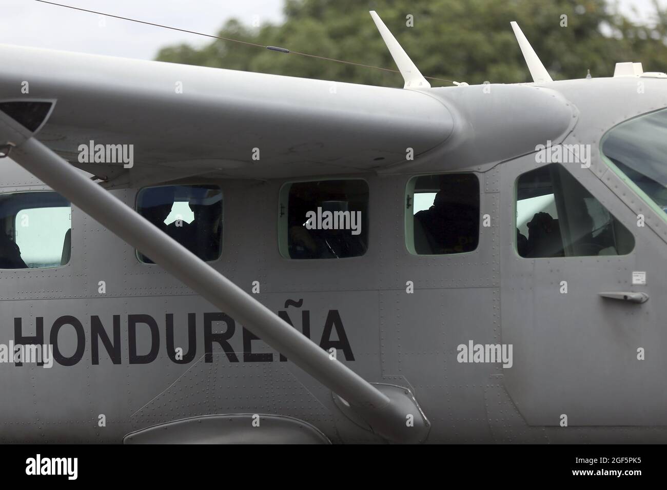 Tegucigalpa, Tegucigalpa, Honduras. 23 Agosto 2021. Gli agenti e gli accusati sono osservati arrivare alla base aerea di Ernan Acosta MejÃ-A. Tegucigalpa, Honduras.Â L'estradabile OSCAR FERNANDO SANTOS, alias ''TETO'', che è stato catturato in El ParaÃ-so Copan nell'Honduras occidentale, È stato trasferito per via aerea a Tegucigalpa e ore più tardi rinviato dalle autorità alla Corte Suprema di giustizia dinanzi ad un giudice naturale.Â SANTOS è richiesto in estradizione dagli Stati Uniti in quanto è presunto responsabile del reato di cospirazione per produrre e distribuire cinque chilogrammi di cocaina. Credit: ZUMA Press, i Foto Stock