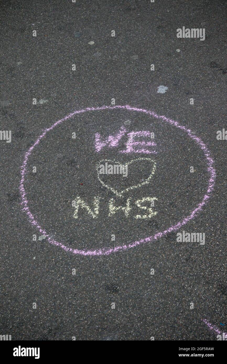 Londra, Regno Unito, 21 agosto 2021:- amiamo il NHS disegnato su una strada durante una protesta della ribellione di estinzione nel centro di Londra Foto Stock