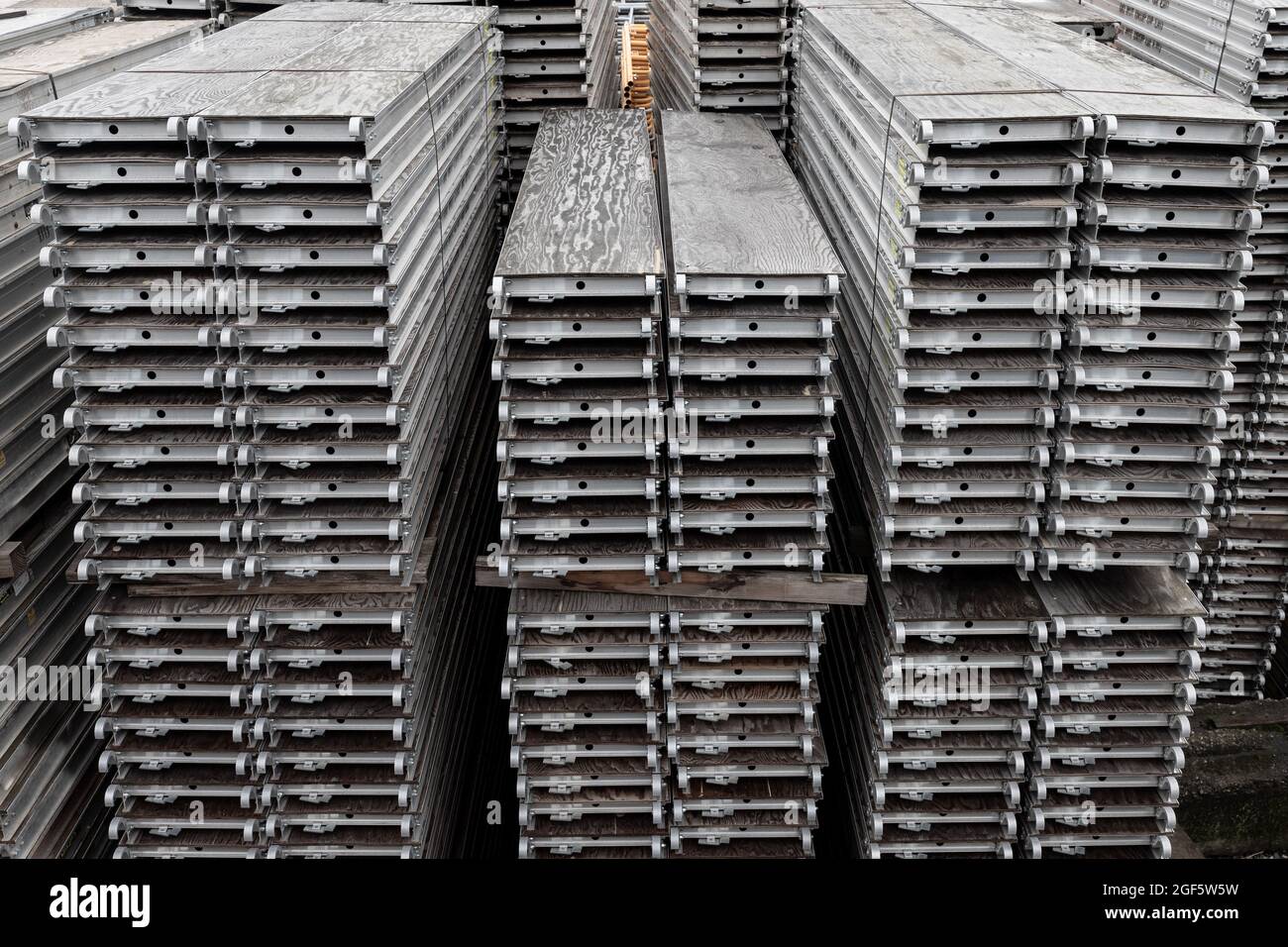 Pile di impalcature metalliche in un'area industriale Foto Stock