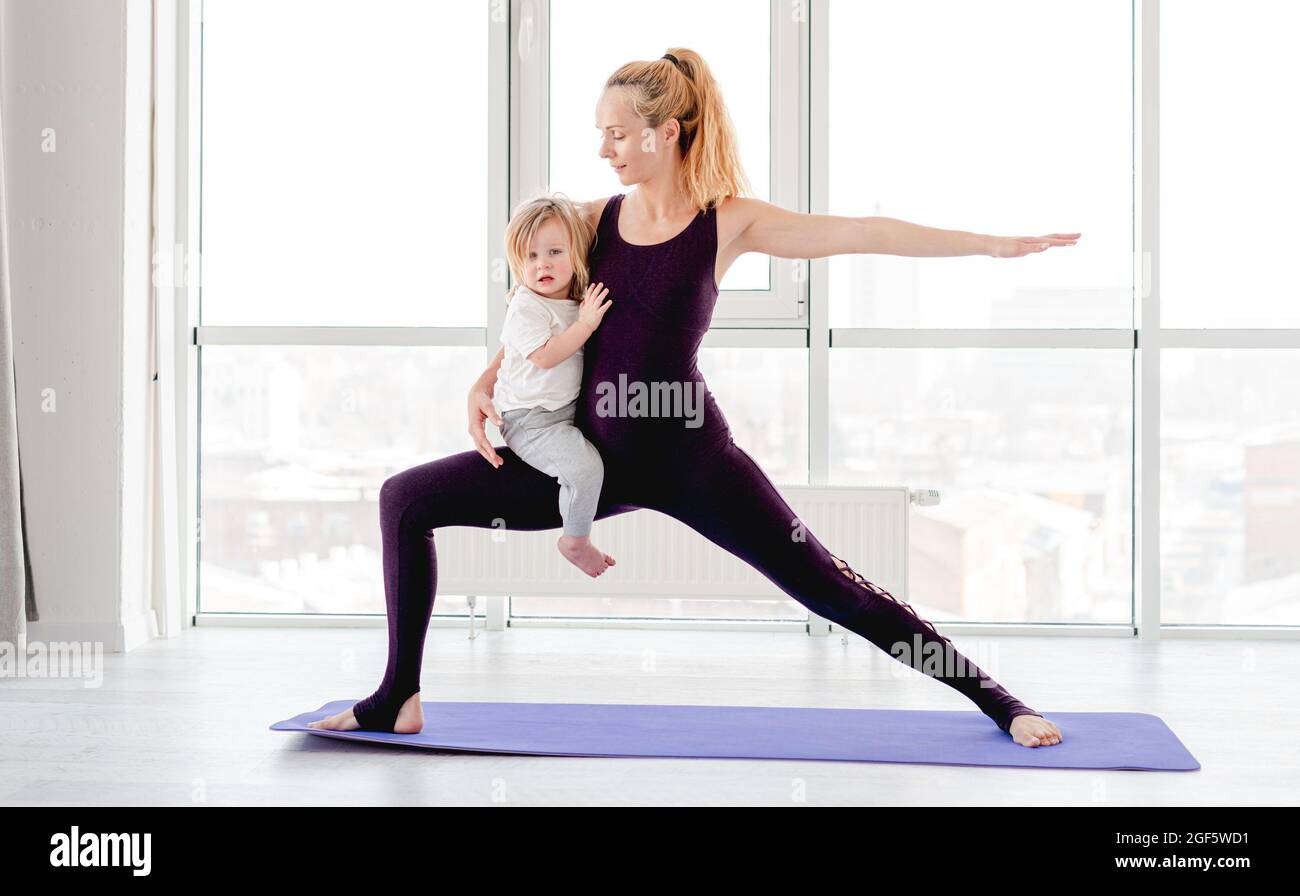 Madre e bambino che praticano lo yoga Foto Stock