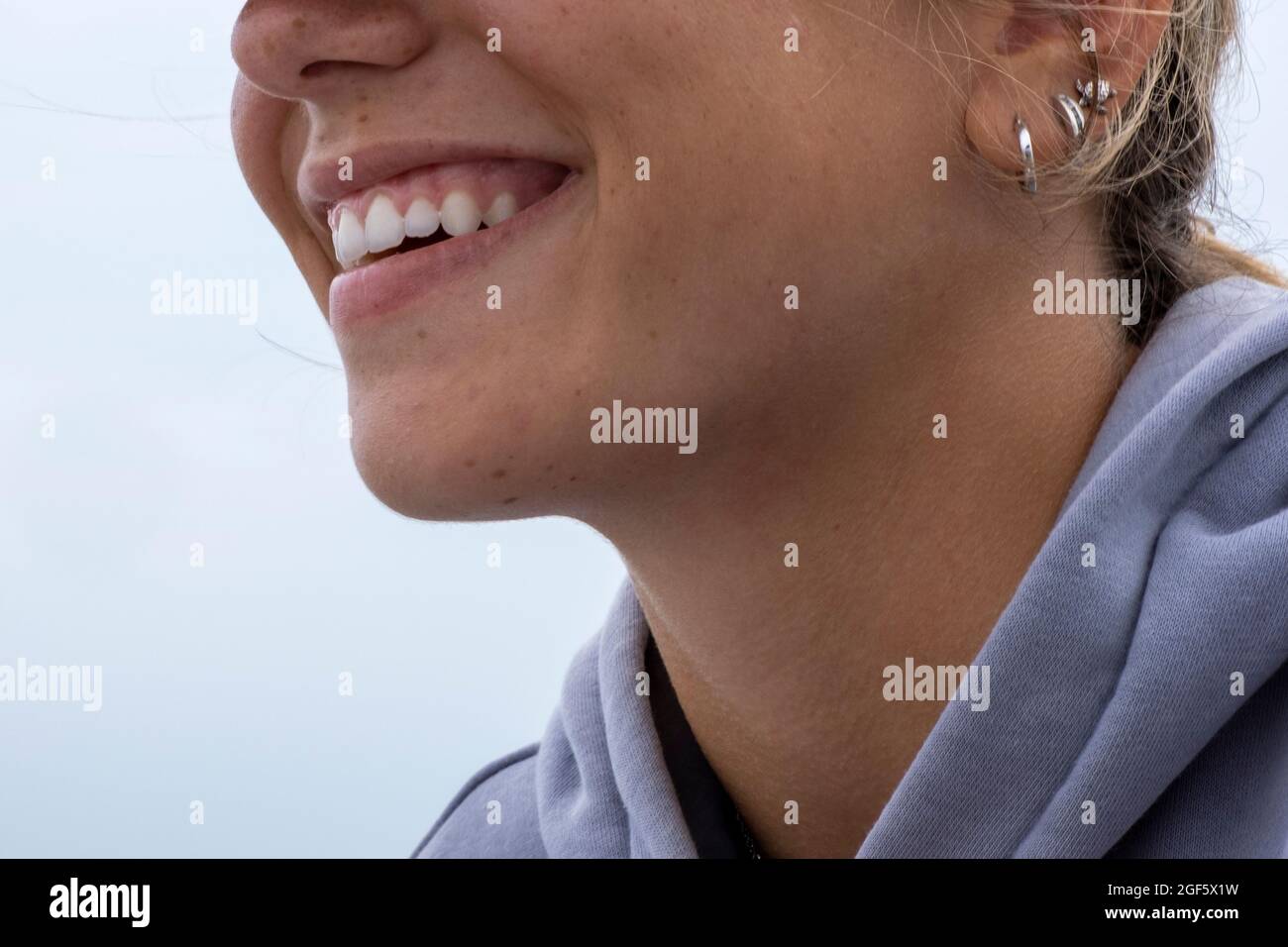 Giovane donna con un bel sorriso all'aperto Foto Stock