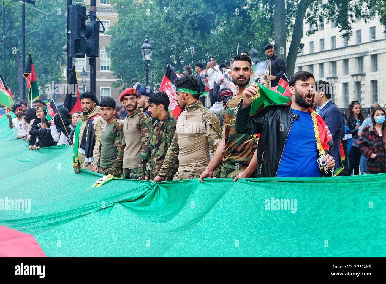 Londra, Regno Unito. I manifestanti marciano nel centro di Londra per dimostrare solidarietà con gli afghani dopo l'acquisizione del paese da parte dei talebani. Foto Stock