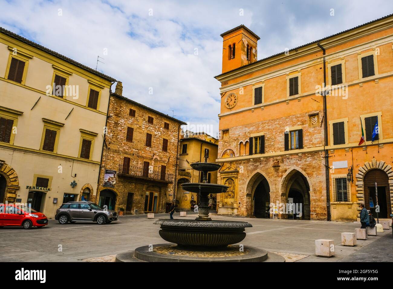 Fontana in Piazza della Republica a Spello Umbria Italia Foto Stock