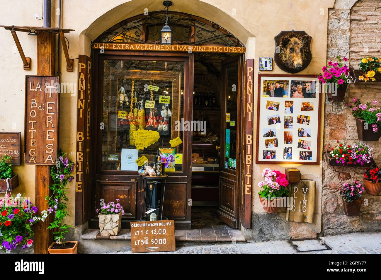 Piccolo negozio che vende una varietà di prodotti locali a Spello Italia Foto Stock