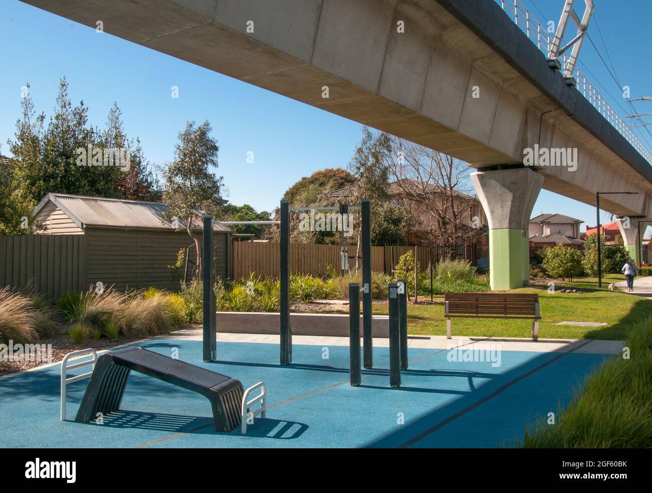 Un'area per gli esercizi lungo il Djerring Trail, un percorso ad uso misto creato dalla costruzione di binari ferroviari a Melbourne, Australia Foto Stock