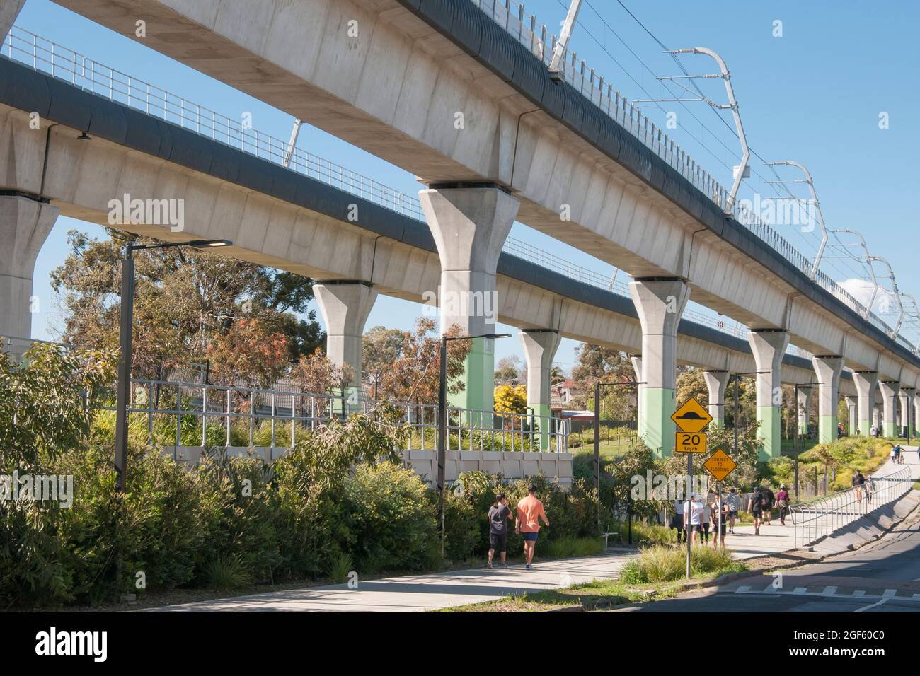 Camminatori lungo il Djerring Trail, un percorso ad uso misto creato dalla costruzione di binari ferroviari a Melbourne, Australia Foto Stock