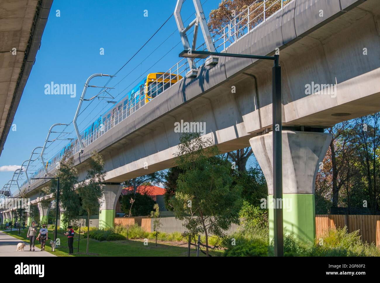Camminatori lungo il Djerring Trail, un percorso ad uso misto creato dalla costruzione di binari ferroviari a Melbourne, Australia Foto Stock