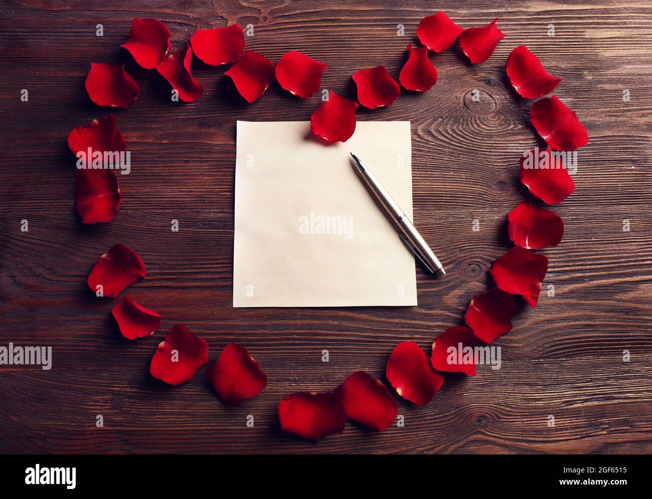 Carta regalo per il giorno di San Valentino con la penna e i