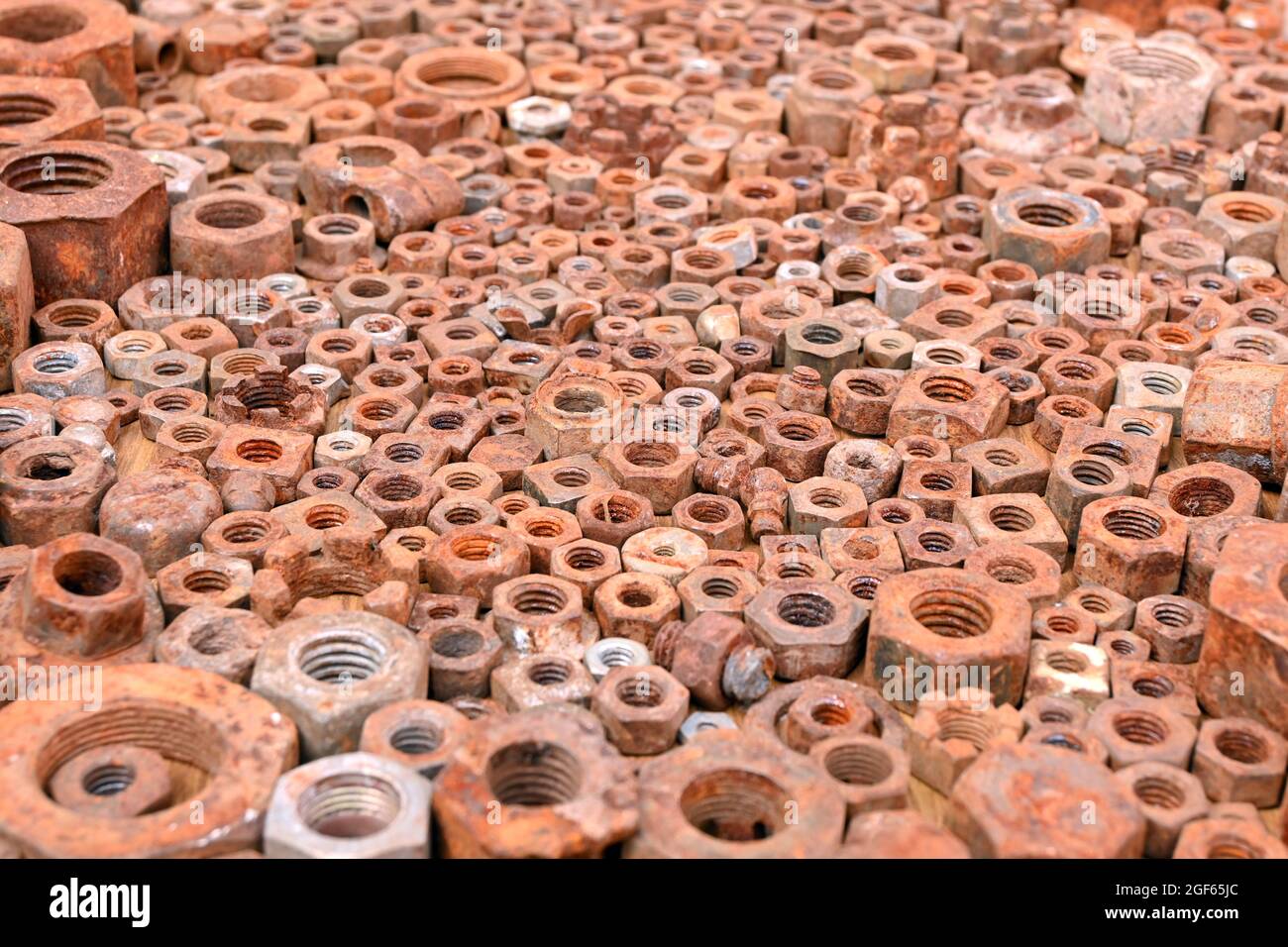 Acciaio dado esagonale Rusty Ochre sfondo texture bullone semplice acciaio asta filettata acciaio utensile meccanico Foto Stock