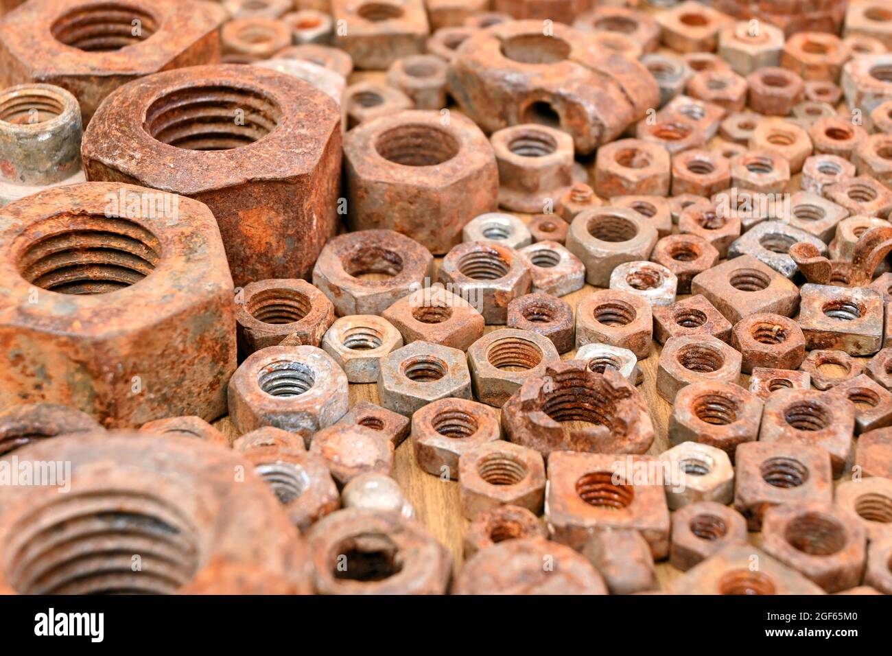 Acciaio dado esagonale Rusty Ochre sfondo texture bullone semplice acciaio asta filettata acciaio utensile meccanico Foto Stock