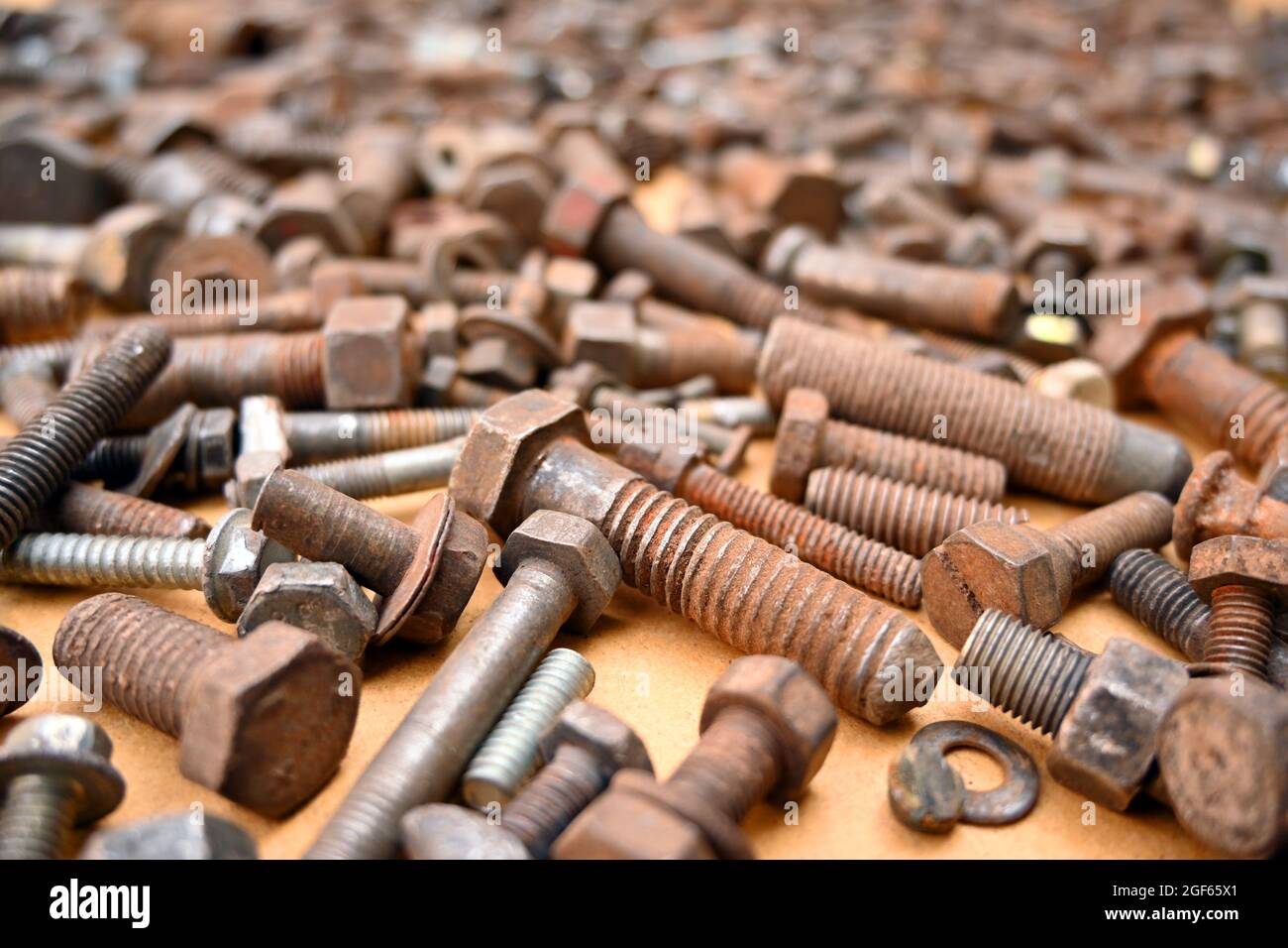 Bullone semplice asta filettata in acciaio inox attrezzo acciaio meccanico dado esagonale Rusty Ochre Foto Stock