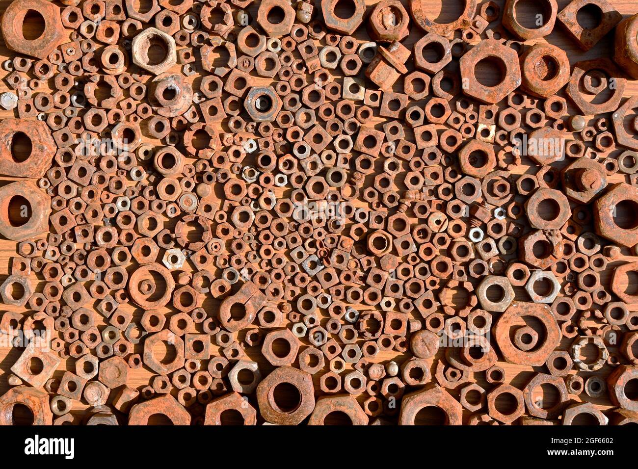 Acciaio dado esagonale Rusty Ochre sfondo texture bullone semplice acciaio asta filettata acciaio utensile meccanico Foto Stock