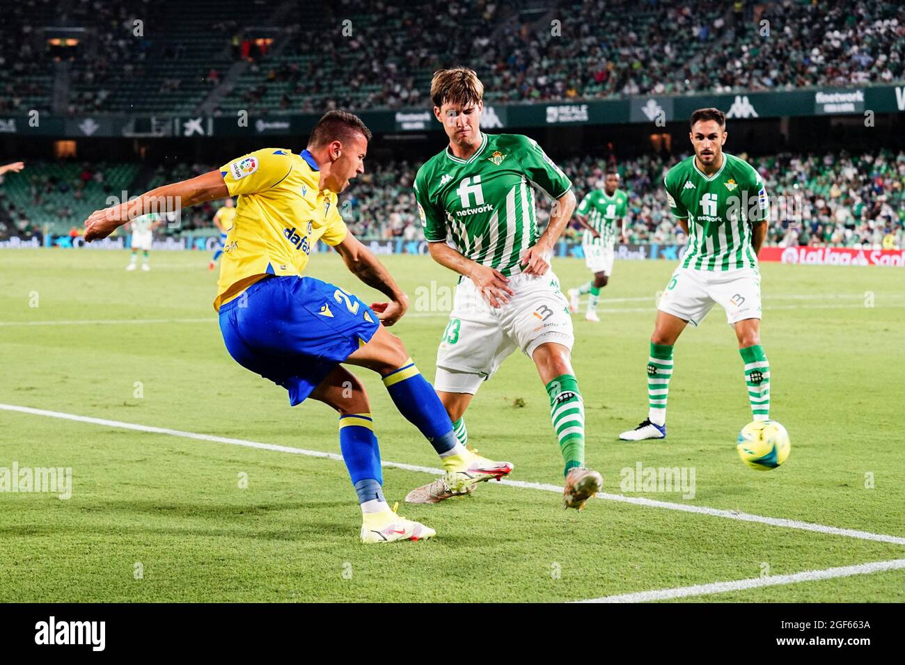 Siviglia, Spagna. 20 ago 2021. Milutin Osmajic (L) di Cadice CF, Juan Miranda (C) e Victor Ruiz (R) di Real Betis sono visti in azione durante la partita di calcio la Liga Santander 2021/2022 tra Real Betis Balompie e Cadice CF allo stadio Benito Villamarin di Siviglia. (Punteggio finale; Real Betis 1:1 Cadiz CF) (Photo by Francis Gonzalez/SOPA Images/Sipa USA) Credit: Sipa USA/Alamy Live News Foto Stock