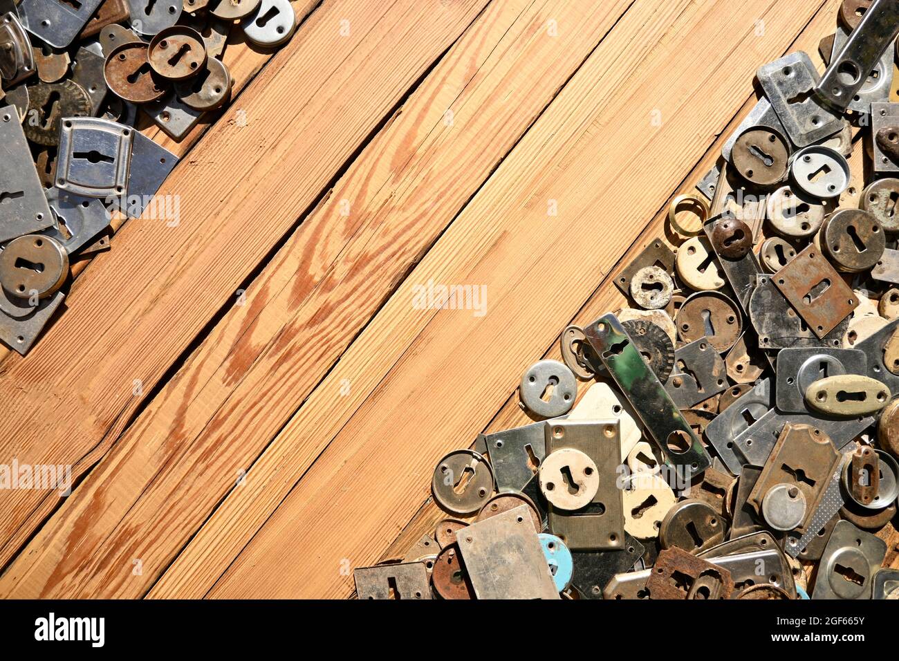Lucchetto Casa chiavi Bronze legno di pino di metallo Password sicurezza Privacy chiuso Foto Stock